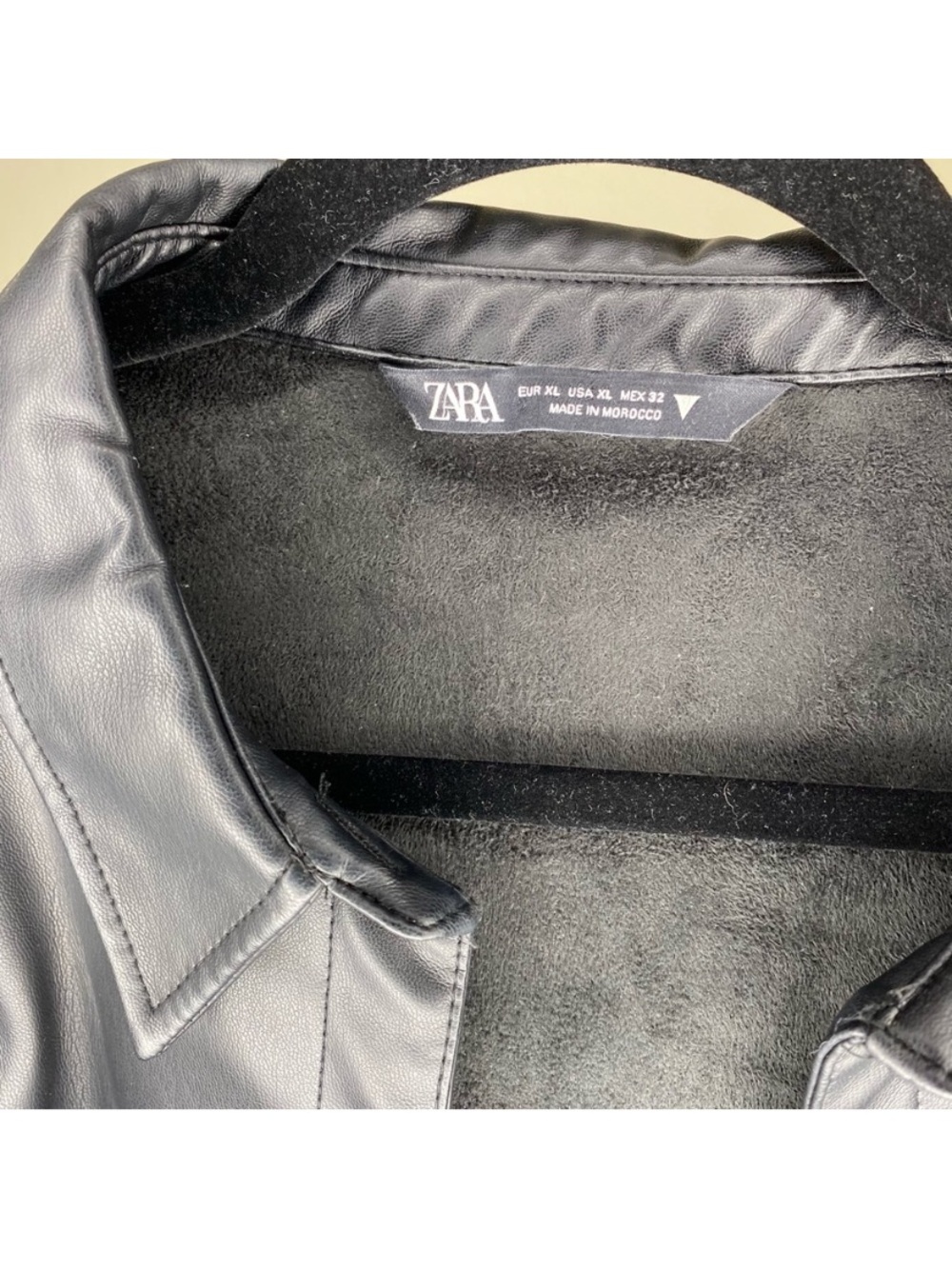 ZARA Black Faux Leather Collared Jacket
Sleek faux leather jacket by ZARA. - Picture 6 of 8